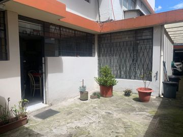 Venta Casa  Rentera sector Jipijapa 3 departamentos