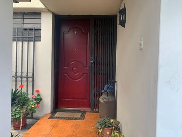 Venta Casa  Rentera sector Jipijapa 3 departamentos