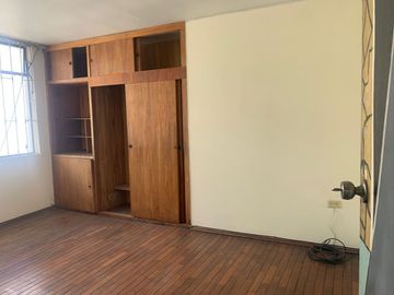 Venta Casa  Rentera sector Jipijapa 3 departamentos