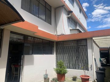 Venta Casa  Rentera sector Jipijapa 3 departamentos