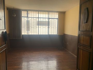Venta Casa  Rentera sector Jipijapa 3 departamentos