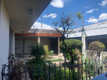 Venta Casa  Rentera sector Jipijapa 3 departamentos