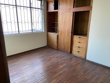 Venta Casa  Rentera sector Jipijapa 3 departamentos