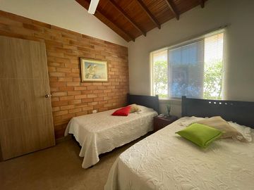 CASA CAMPESTRE DENTRO DE PARCELACION, SAN JERONIMO ANTIOQUIA
