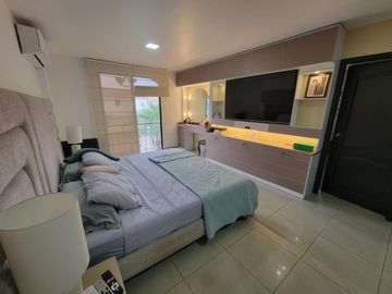 Casa de Venta en Samborondon con 721 mt2 de terreno