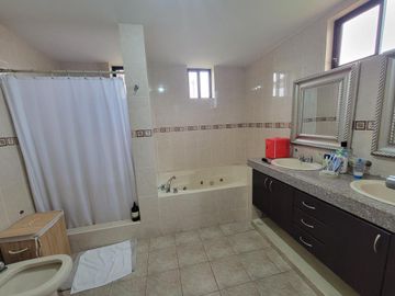 Casa de Venta en Samborondon con 721 mt2 de terreno