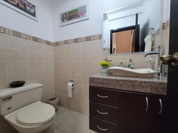 Casa de Venta en Samborondon con 721 mt2 de terreno