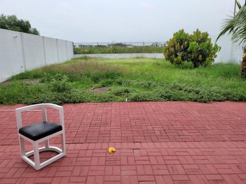 Casa de Venta en Samborondon con 721 mt2 de terreno