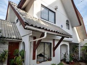 SE VENDE HERMOSA CASA EN CONDOMINIO. EXCELENTE CONECTIVIDAD QUILPUÉ