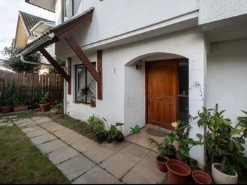 SE VENDE HERMOSA CASA EN CONDOMINIO. EXCELENTE CONECTIVIDAD QUILPUÉ