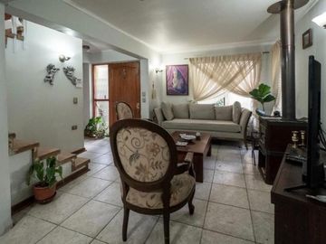 SE VENDE HERMOSA CASA EN CONDOMINIO. EXCELENTE CONECTIVIDAD QUILPUÉ