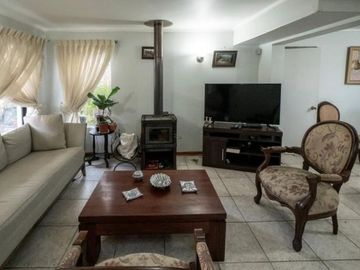 SE VENDE HERMOSA CASA EN CONDOMINIO. EXCELENTE CONECTIVIDAD QUILPUÉ
