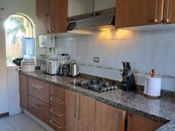 SE VENDE HERMOSA CASA EN CONDOMINIO. EXCELENTE CONECTIVIDAD QUILPUÉ