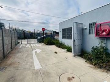 SE VENDEN DOS LOCALES COMERCIALES, CONDOMINIO LOS MOLINOS II