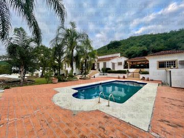 Casa Quinta en Venta en El Barrial, con increíbles vistas panorámicas a las montañas, sin vecino atrás! A 5 min de Carretera Nacional