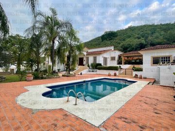Casa Quinta en Venta en El Barrial, con increíbles vistas panorámicas a las montañas, sin vecino atrás! A 5 min de Carretera Nacional