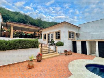 Casa Quinta en Venta en El Barrial, con increíbles vistas panorámicas a las montañas, sin vecino atrás! A 5 min de Carretera Nacional