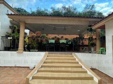 Casa Quinta en Venta en El Barrial, con increíbles vistas panorámicas a las montañas, sin vecino atrás! A 5 min de Carretera Nacional