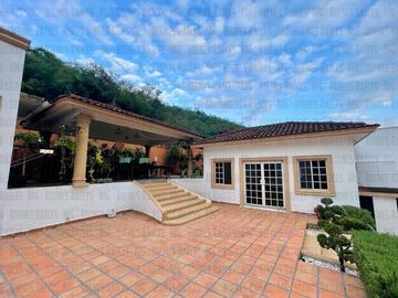 Casa Quinta en Venta en El Barrial, con increíbles vistas panorámicas a las montañas, sin vecino atrás! A 5 min de Carretera Nacional