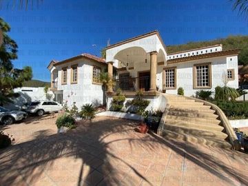 Casa Quinta en Venta en El Barrial, con increíbles vistas panorámicas a las montañas, sin vecino atrás! A 5 min de Carretera Nacional