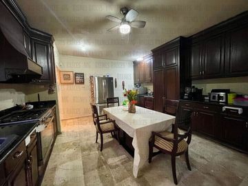 Casa Quinta en Venta en El Barrial, con increíbles vistas panorámicas a las montañas, sin vecino atrás! A 5 min de Carretera Nacional