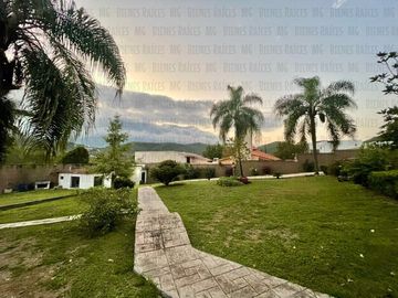 Casa Quinta en Venta en El Barrial, con increíbles vistas panorámicas a las montañas, sin vecino atrás! A 5 min de Carretera Nacional