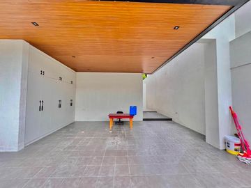SPACIOUS SINGLE HOUSE AND LOT WITH MODERN INTERIOR DESIGN IN BF RESORT LAS PINAS