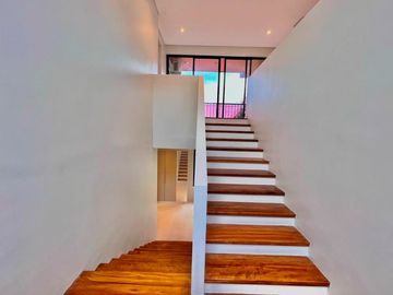 SPACIOUS SINGLE HOUSE AND LOT WITH MODERN INTERIOR DESIGN IN BF RESORT LAS PINAS