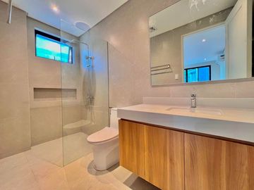 SPACIOUS SINGLE HOUSE AND LOT WITH MODERN INTERIOR DESIGN IN BF RESORT LAS PINAS