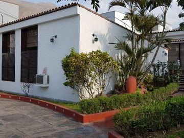 CASA DE 1000 M2 - 4 DORMS - AMPLIO JARDÍN - CALLE CERRADA - OPORTUNIDAD
