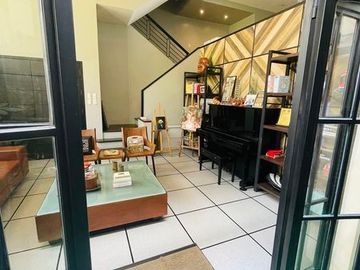 FOR SALE: SPACIOUS TOWNHOUSE IN NEW MANILA