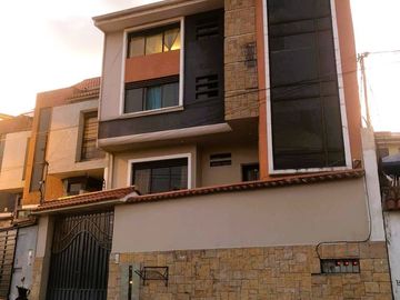 Venta de casa rentera- Ubicada en Torocacocha- Cuenca