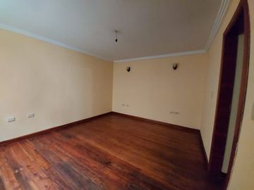 Venta de casa rentera- Ubicada en Torocacocha- Cuenca