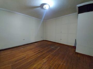 Venta de casa rentera- Ubicada en Torocacocha- Cuenca