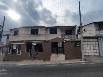 Venta Casa Rentera 3 departamentos La Alborada Guayaquil