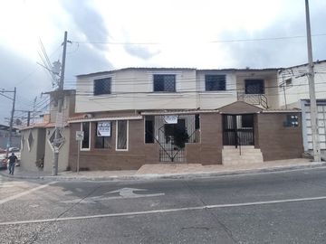 Venta Casa Rentera 3 departamentos La Alborada Guayaquil