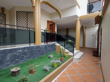 De Venta Excelente Propiedad Residencial Comercial apta para Alquileres en Airbnb tiene 3 deptos, 7 dormitorios c/u con baño, Garaje para 5 vehículos