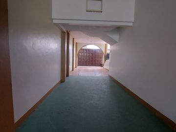 De Venta Excelente Propiedad Residencial Comercial apta para Alquileres en Airbnb tiene 3 deptos, 7 dormitorios c/u con baño, Garaje para 5 vehículos