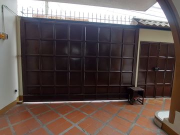 De Venta Excelente Propiedad Residencial Comercial apta para Alquileres en Airbnb tiene 3 deptos, 7 dormitorios c/u con baño, Garaje para 5 vehículos