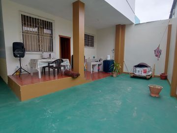 De Venta Excelente Propiedad Residencial Comercial apta para Alquileres en Airbnb tiene 3 deptos, 7 dormitorios c/u con baño, Garaje para 5 vehículos