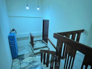 De Venta Excelente Propiedad Residencial Comercial apta para Alquileres en Airbnb tiene 3 deptos, 7 dormitorios c/u con baño, Garaje para 5 vehículos