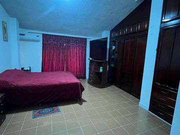 De Venta Excelente Propiedad Residencial Comercial apta para Alquileres en Airbnb tiene 3 deptos, 7 dormitorios c/u con baño, Garaje para 5 vehículos