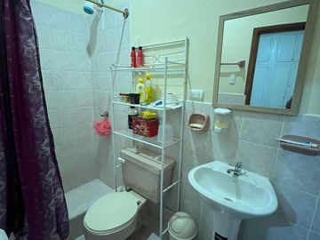 De Venta Excelente Propiedad Residencial Comercial apta para Alquileres en Airbnb tiene 3 deptos, 7 dormitorios c/u con baño, Garaje para 5 vehículos