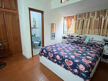 De Venta Excelente Propiedad Residencial Comercial apta para Alquileres en Airbnb tiene 3 deptos, 7 dormitorios c/u con baño, Garaje para 5 vehículos