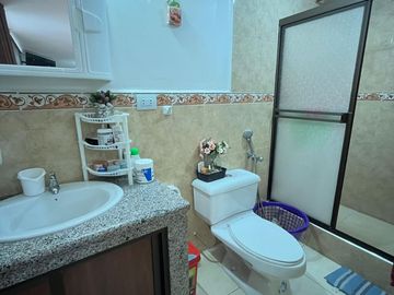 De Venta Excelente Propiedad Residencial Comercial apta para Alquileres en Airbnb tiene 3 deptos, 7 dormitorios c/u con baño, Garaje para 5 vehículos