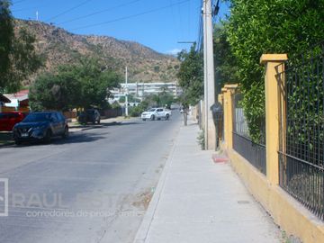 Vendemos casa en esquina de 5 dormitorios con 2 baños en Avenida Principal