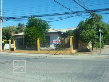 Vendemos casa en esquina de 5 dormitorios con 2 baños en Avenida Principal