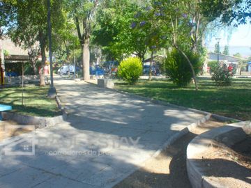 Vendemos casa en esquina de 5 dormitorios con 2 baños en Avenida Principal