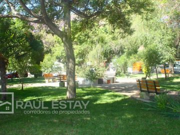 Vendemos casa en esquina de 5 dormitorios con 2 baños en Avenida Principal