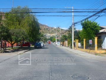 Vendemos casa en esquina de 5 dormitorios con 2 baños en Avenida Principal